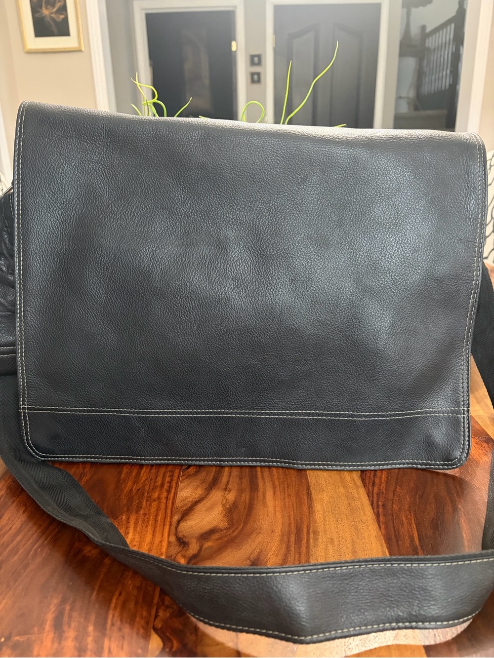 Source Unknown Black Leather Messenger Bag with Adjustable Strap